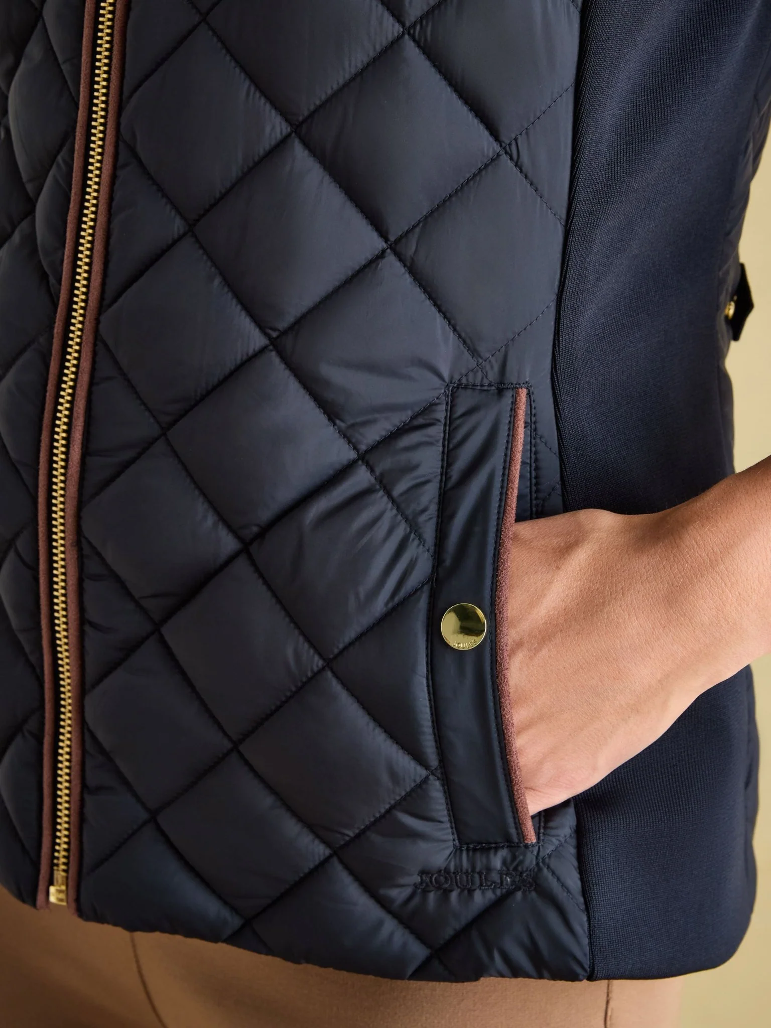 Joules - Joules Braemar Luxe Showerproof Quilted Ladies Gilet, womens waistcoat / Bodywarmer - Image 4